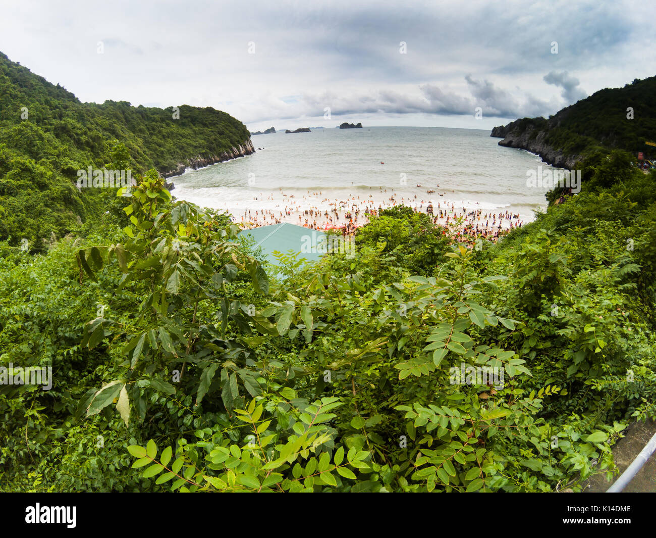 Plage surpeuplée à Cat Island - c'est une destination populaire pour les touristes vietnamiens Banque D'Images