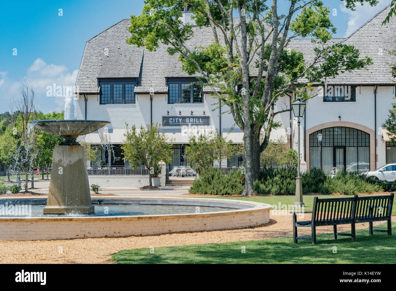 Petit parc de quartier dans le hampstead subdivision de Montgomery, Alabama, Etats-Unis, avec le city grill dans l'arrière-plan. Banque D'Images