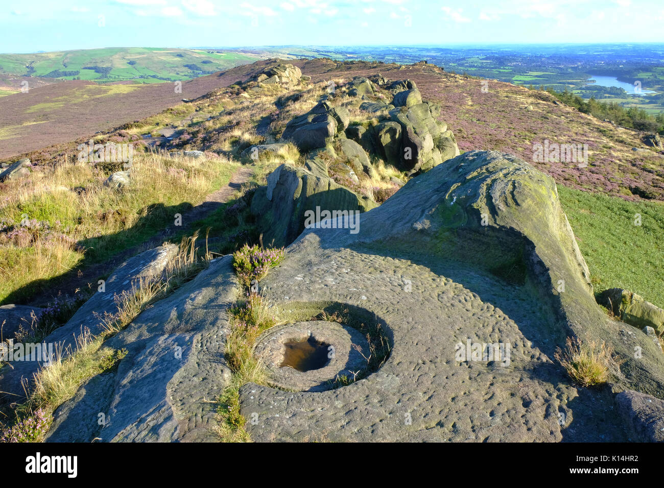 Meule inachevée dans l'affleurement connu comme les blattes, dans le parc national de Peak District, dans le Staffordshire, Angleterre Banque D'Images
