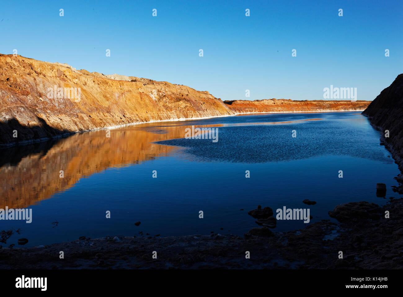 La mine d'or à ciel ouvert abandonnée qui a rempli avec de l'eau au fil du temps, Meekathara, Murchison, dans l'ouest de l'Australie Banque D'Images