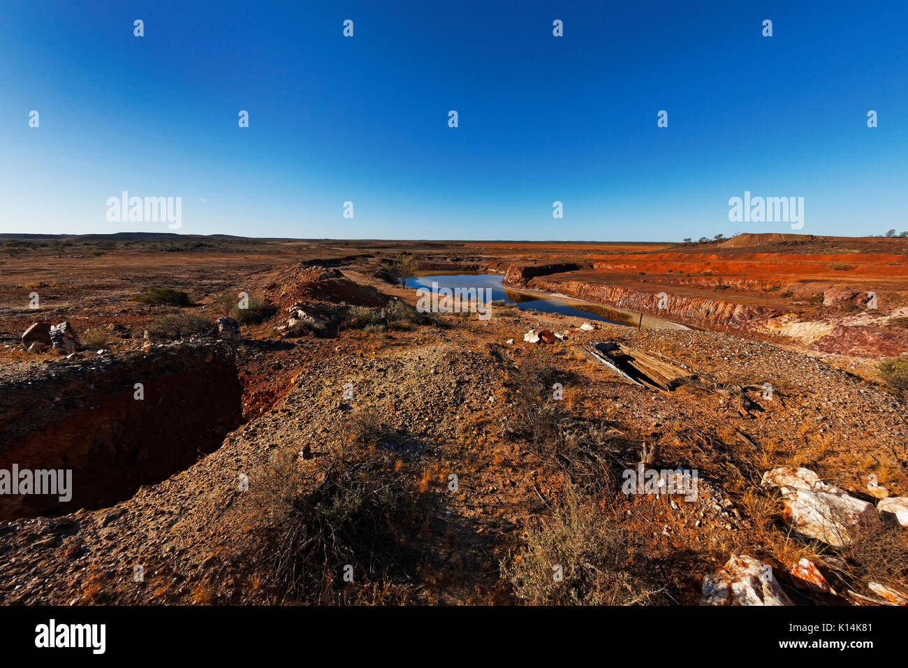 La mine d'or à ciel ouvert abandonnée qui a rempli avec de l'eau au fil du temps, Meekathara, Murchison, dans l'ouest de l'Australie Banque D'Images