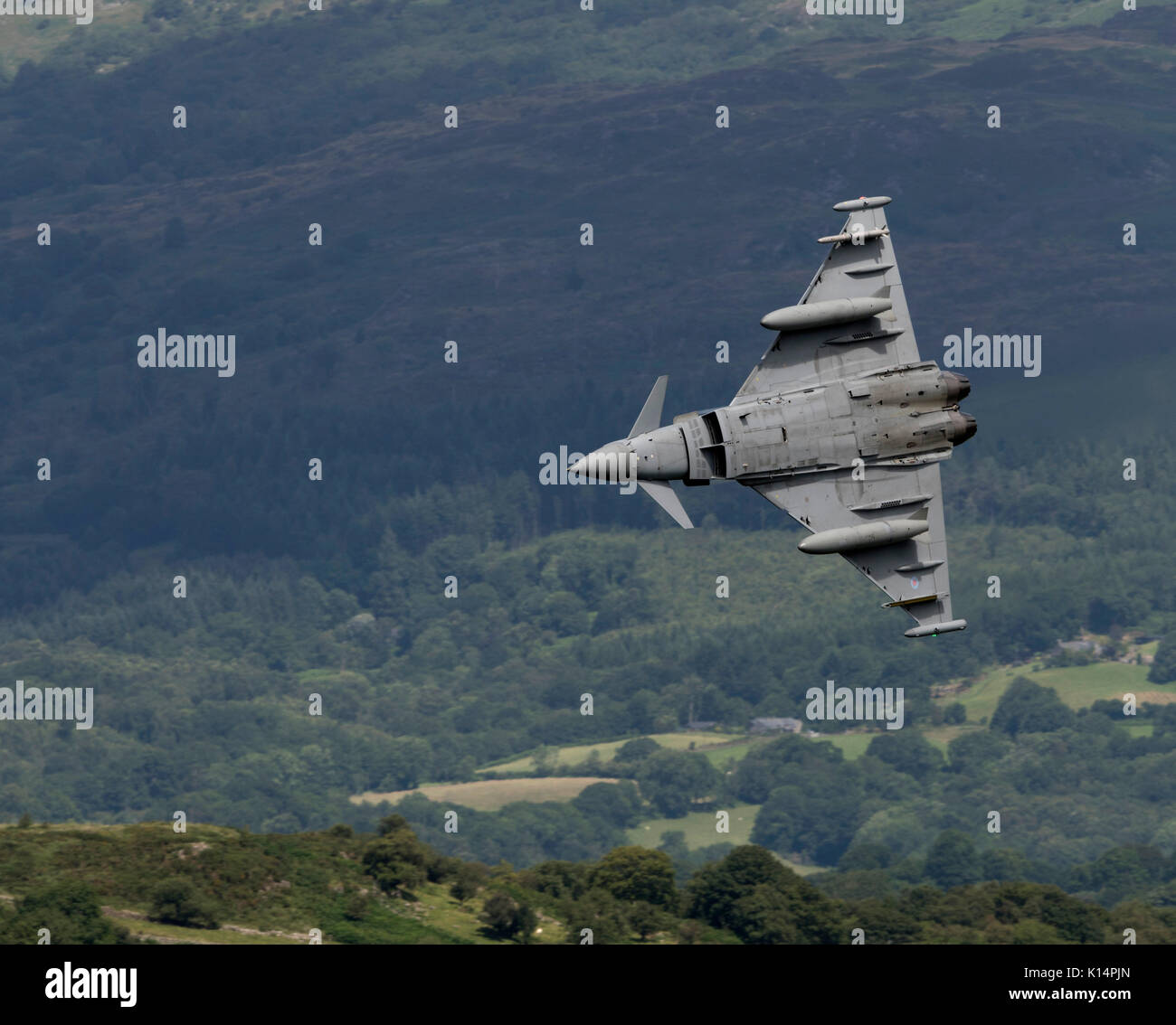 RAF Typhoon RGF4, la réalisation d'une formation de vol à basse altitude dans la région de Snowdonia, Pays de Galles. La boucle de Mach, MCL7, zone de vol 7, Basse Banque D'Images