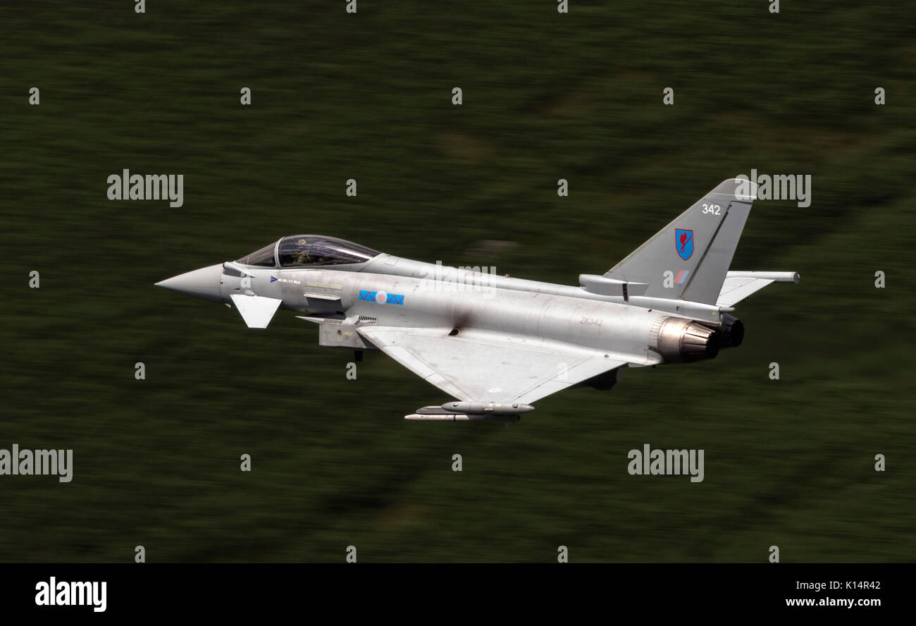 RAF Typhoon RGF4, la réalisation d'une formation de vol à basse altitude dans la région de Snowdonia, Pays de Galles. La boucle de Mach, MCL7, zone de vol 7, Basse Banque D'Images