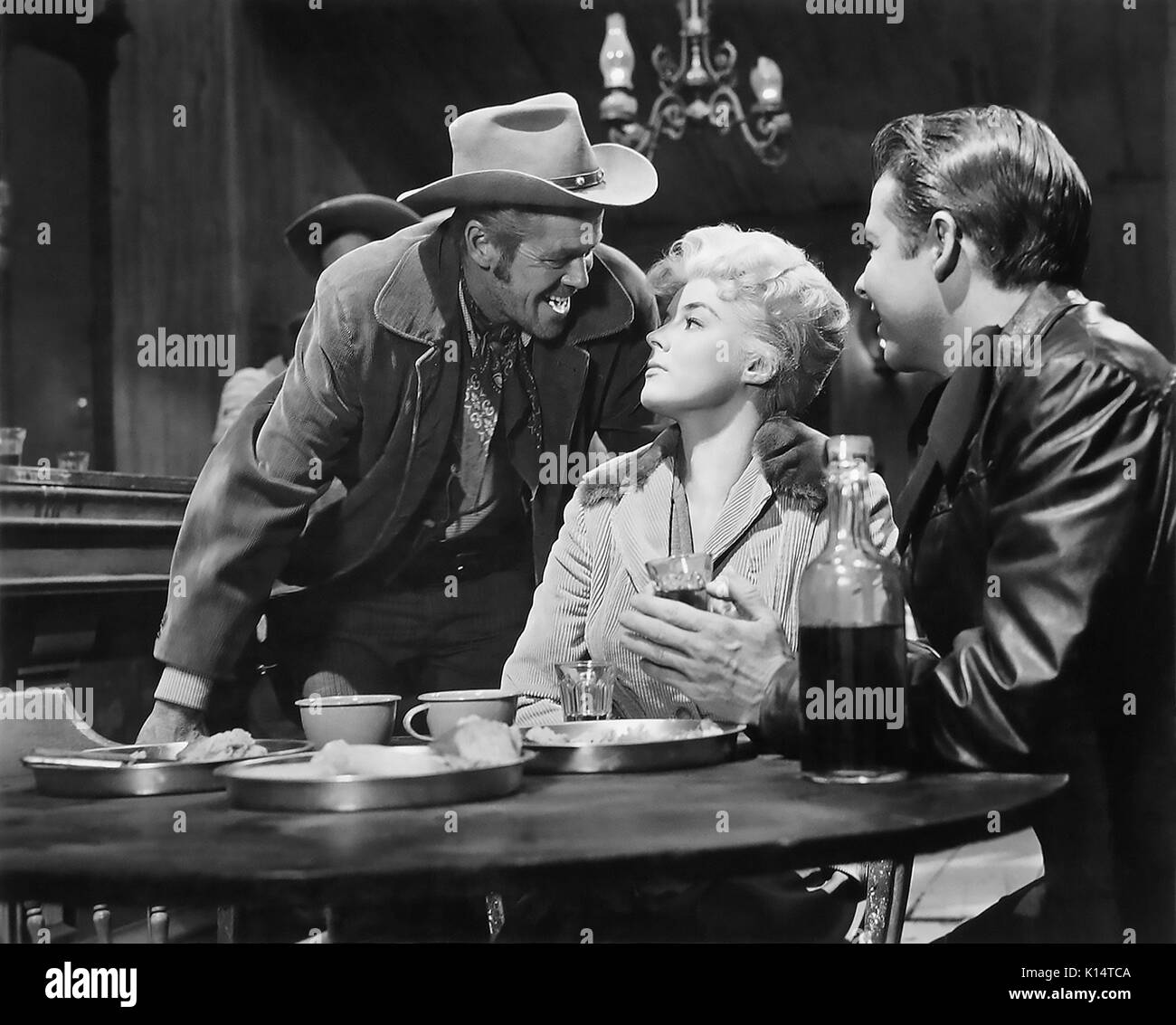 PASSAGE DE NUIT 1957 Universal Pictures Western film avec Dan Duryea à gauche et Elaine Stewart Banque D'Images