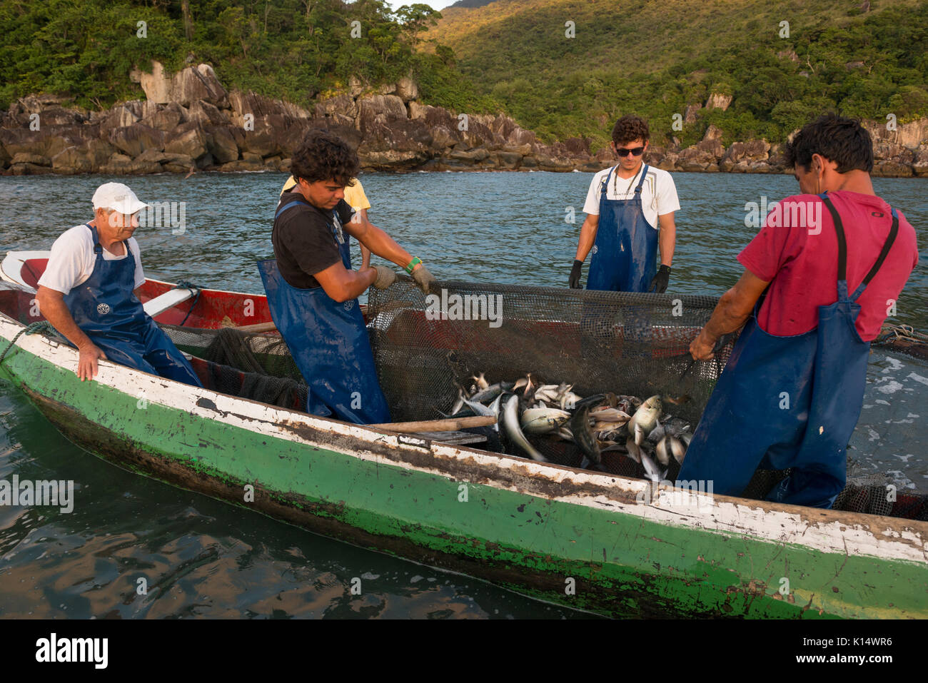 Les pêcheurs traditionnels tambau flat tirant leurs filets au large du Brésil SE Banque D'Images