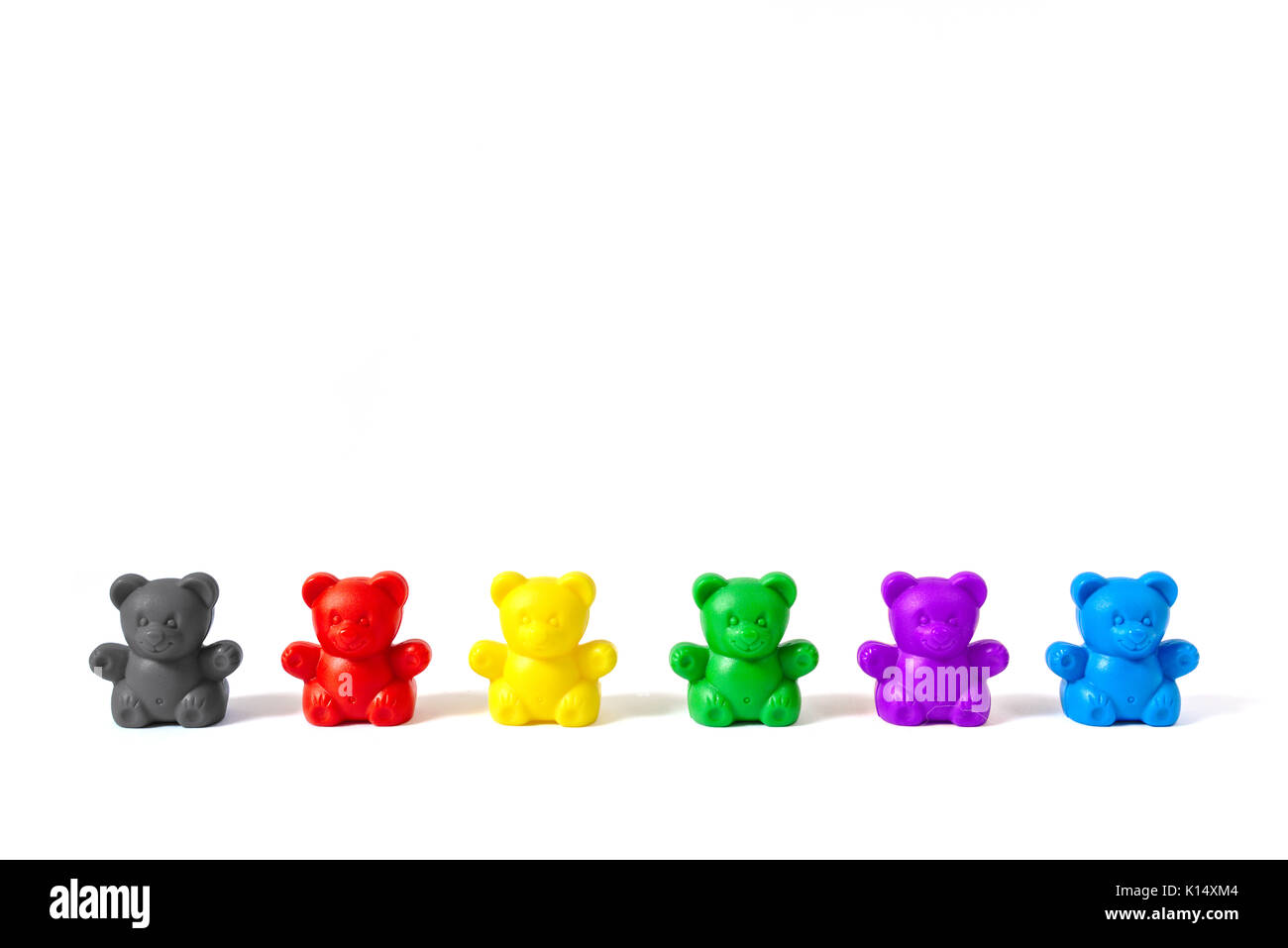 Six ours en plastique chiffres dans les couleurs de l'Allemagne les principaux partis politiques, isolé sur fond blanc Banque D'Images
