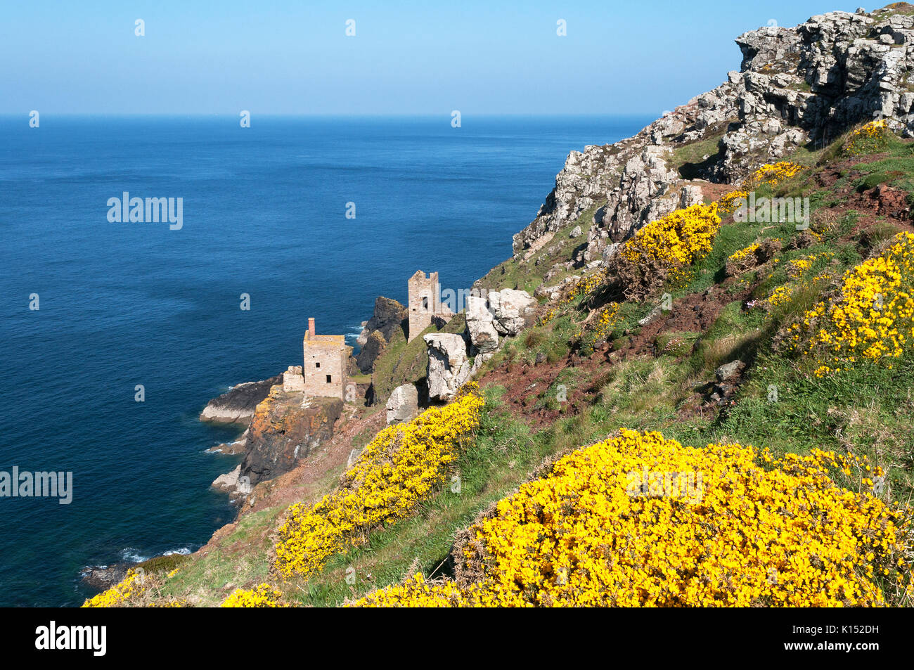 Moteur de couronnes au sommet des falaises le long de maisons à l'ancienne mine d'étain botallack fermé à Cornwall, Angleterre, Grande-Bretagne, Royaume-Uni, maintenant utilisée comme lieu de tournage Banque D'Images