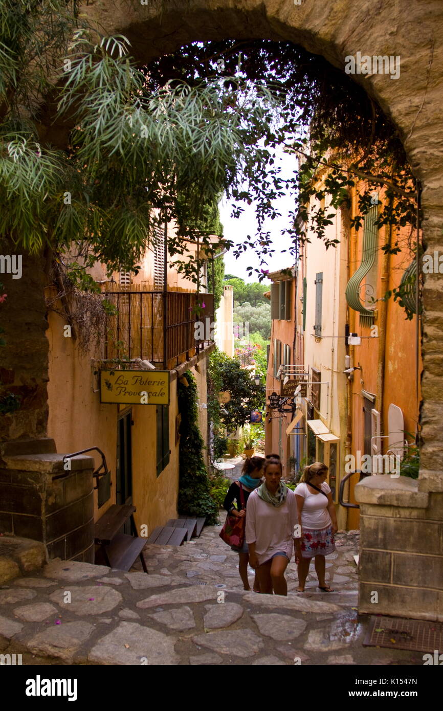 Les touristes marche sur des rues pavées Bormes les mimosas cote d azur sud de la france Banque D'Images