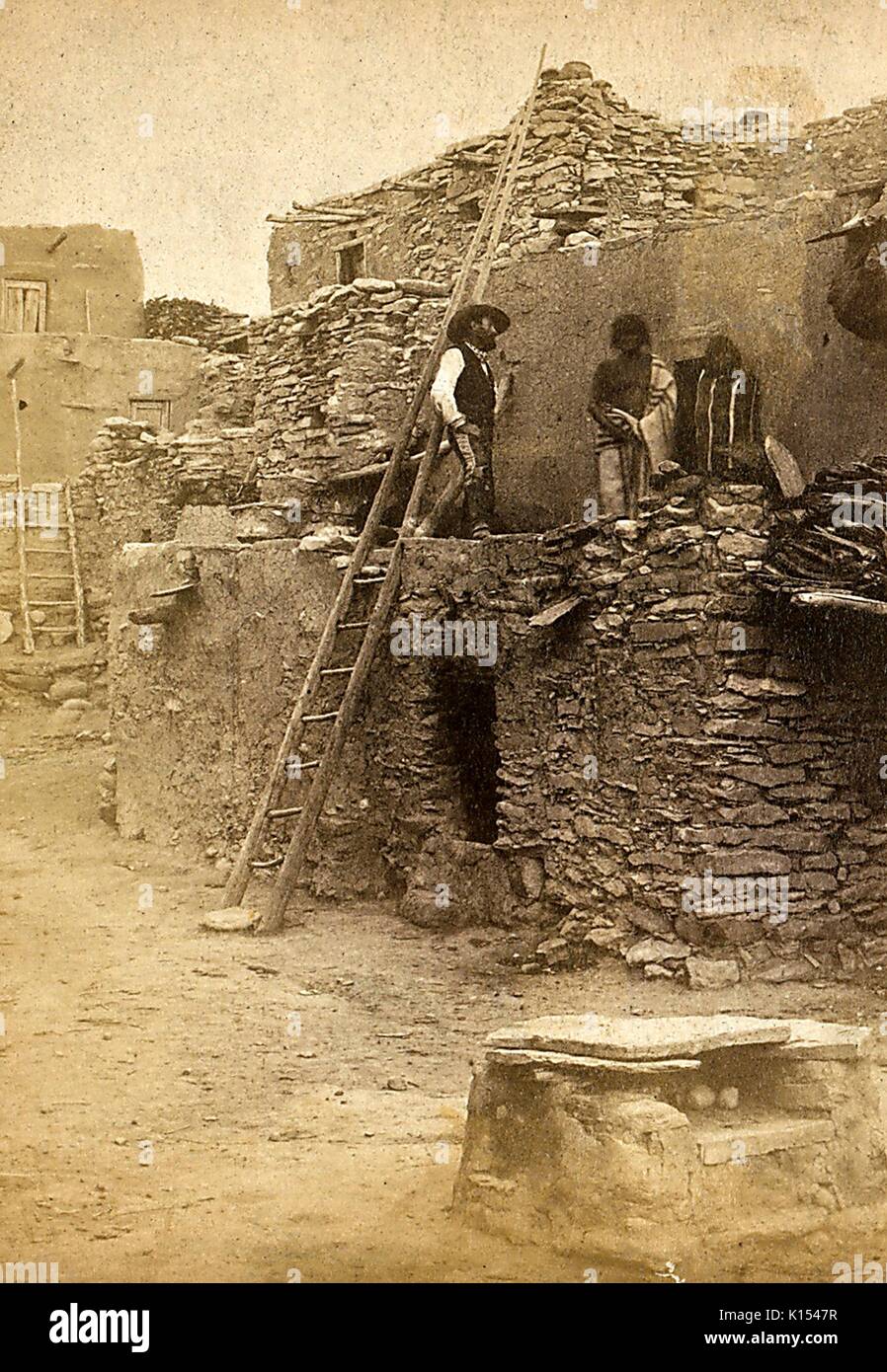 Un explorateur blanc debout à côté de deux Native-Americans à leur logement le long de la rivière Colorado, Colorado, 1843. Banque D'Images Un explorateur blanc debout à côté de deux Native-Americans à leur logement le long de la rivière Colorado, Colorado, 1843. Banque D'Images