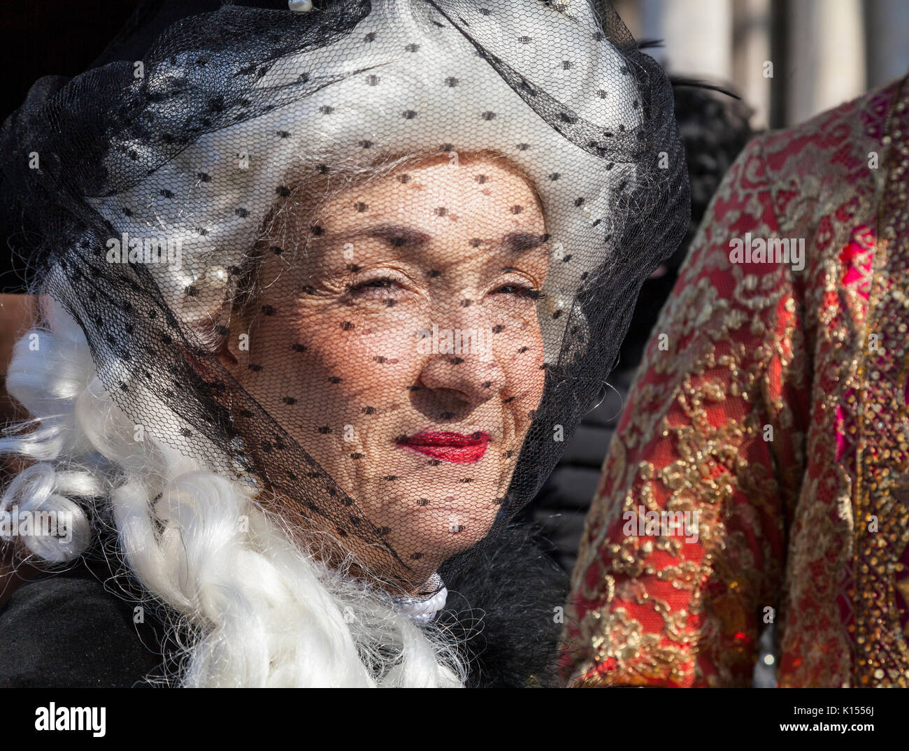 Venise, Italie - Février 18, 2012 : Portrait of a young woman médiévale avec un voile noir sur son visage pendant le carnaval vénitien. Banque D'Images