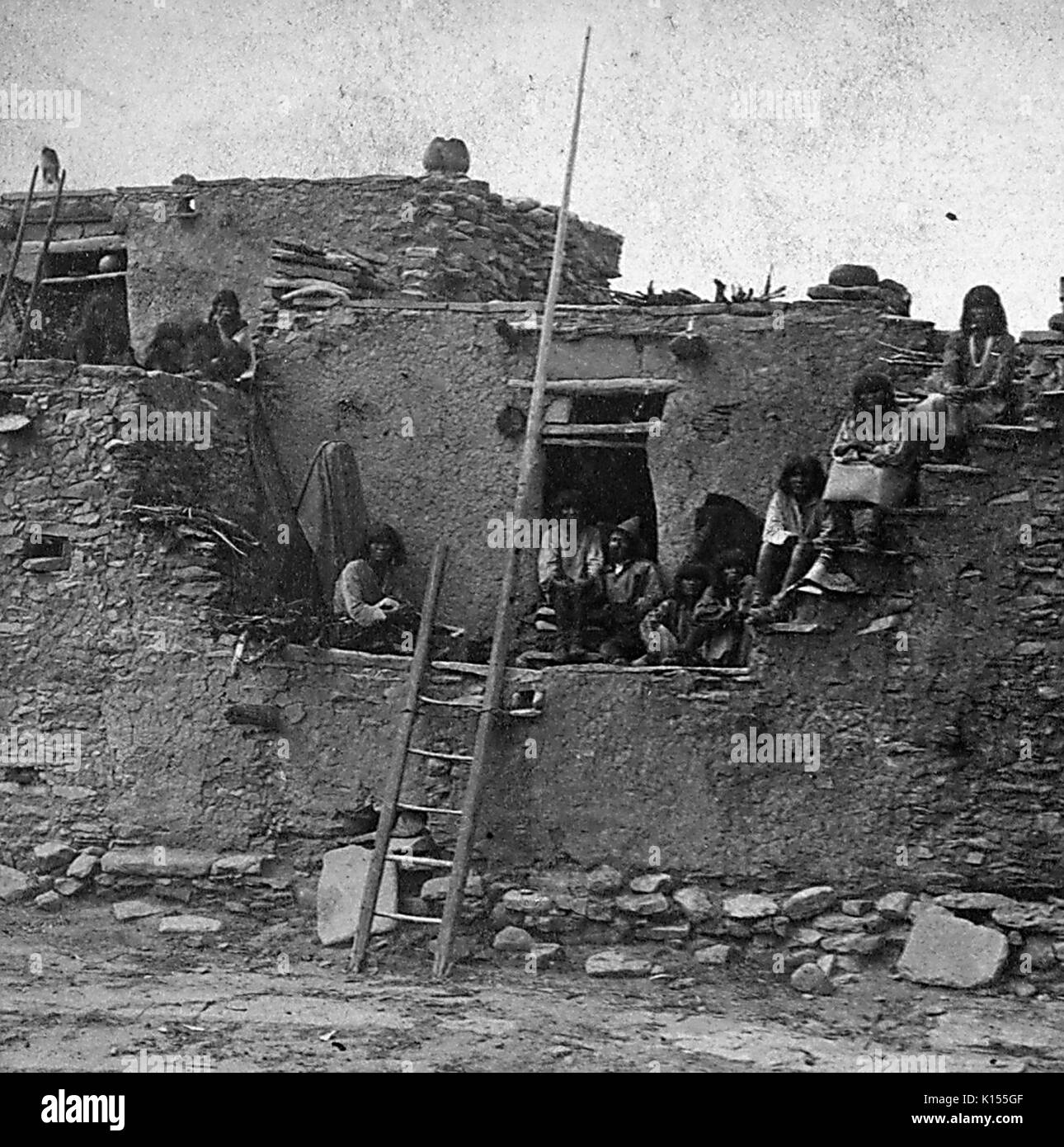 Les Moquis tribu amérindienne à la maison, l'Arizona, 1900. Banque D'Images