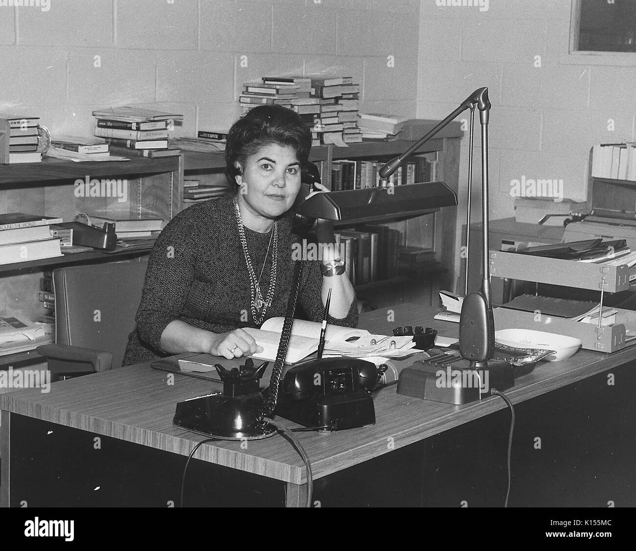 Eleanor Ayoub, bibliothécaire de la Direction générale de New Dorp Direction régionale de la Bibliothèque publique de New York, en travaillant à son bureau, 1972. À partir de la Bibliothèque publique de New York. Banque D'Images