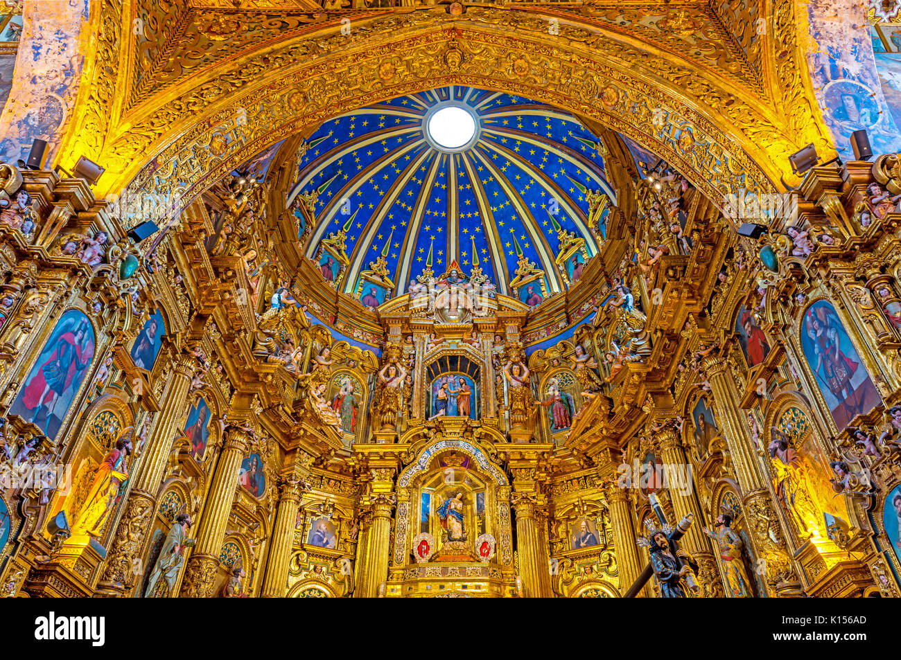 Intérieur baroque de l'église de San Francisco avec décorations de feuilles d'or et dôme bleu, Quito, Equateur. Banque D'Images