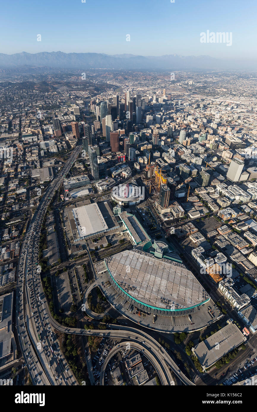 Los Angeles, Californie, USA - 7 août 2017 : Vue aérienne du Centre de Convention, du Staples Center, Port d'autoroute et 110 tours de bureaux dans le centre-ville de LA. Banque D'Images