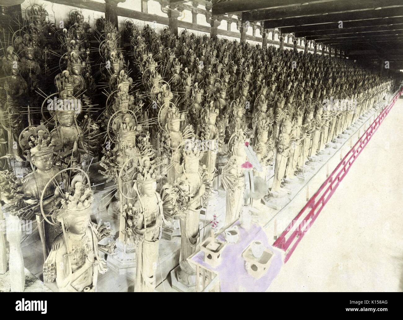 Photographie teinté d'une partie des mille statues qui se dressent dans le temple Sanjusangen-do, Chaque statue représente la divinité principale du temple connu sous le nom de mille Forces Kannon, Kyoto, Japon, 1894. À partir de la Bibliothèque publique de New York. Banque D'Images