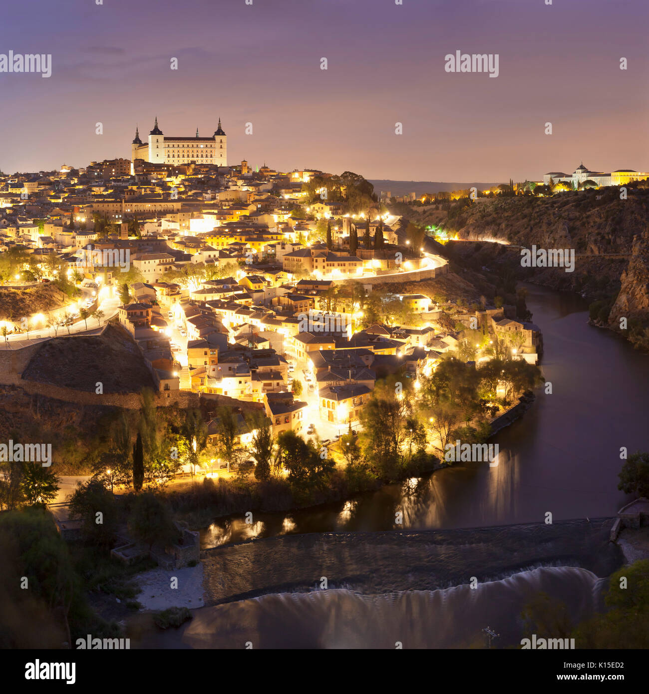 Vue de la rivière Tajo avec Alcazar, Tolède, Castille-La Manche, Espagne Banque D'Images