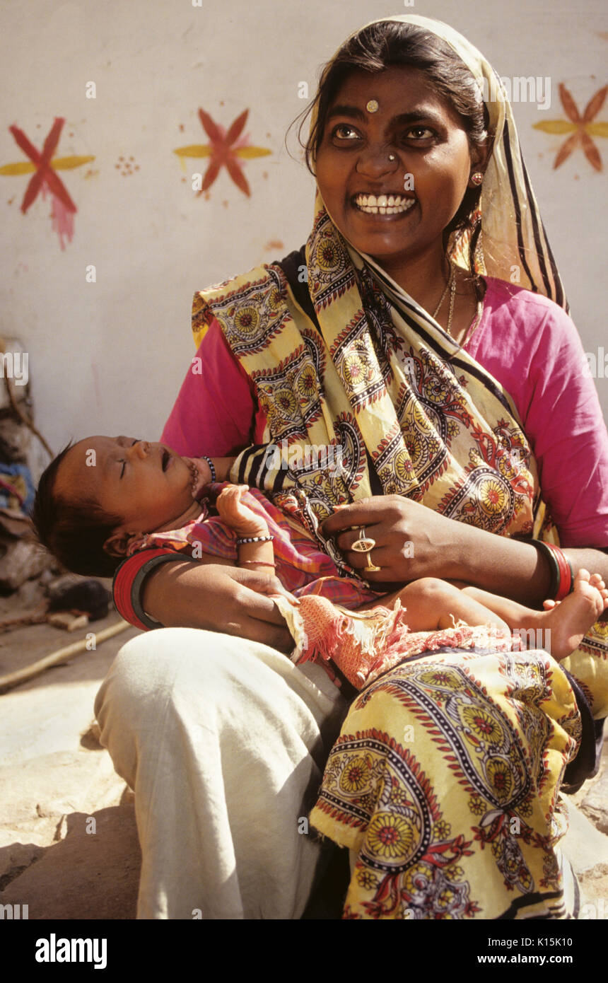 Village femme avec son bébé près de Jaipur, Rajasthan, Inde Banque D'Images