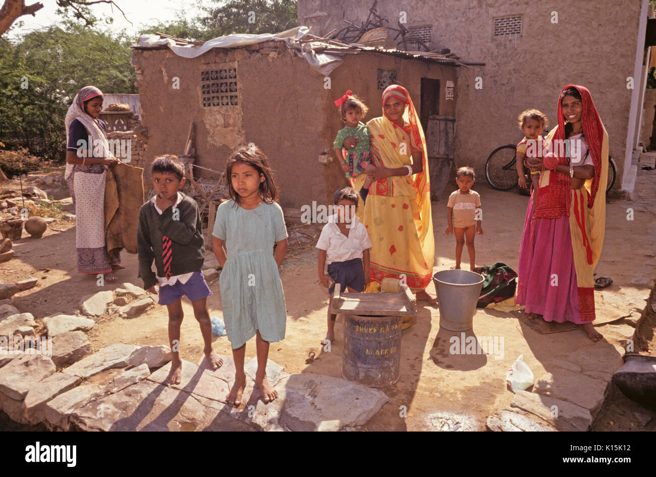 Les femmes et les enfants dans un village de tissage de tapis près de Jaipur, Rajasthan, Inde Banque D'Images
