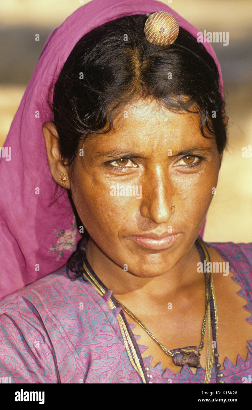 Femme près de Bishnoi Khimsar, Rajasthan, Inde Banque D'Images