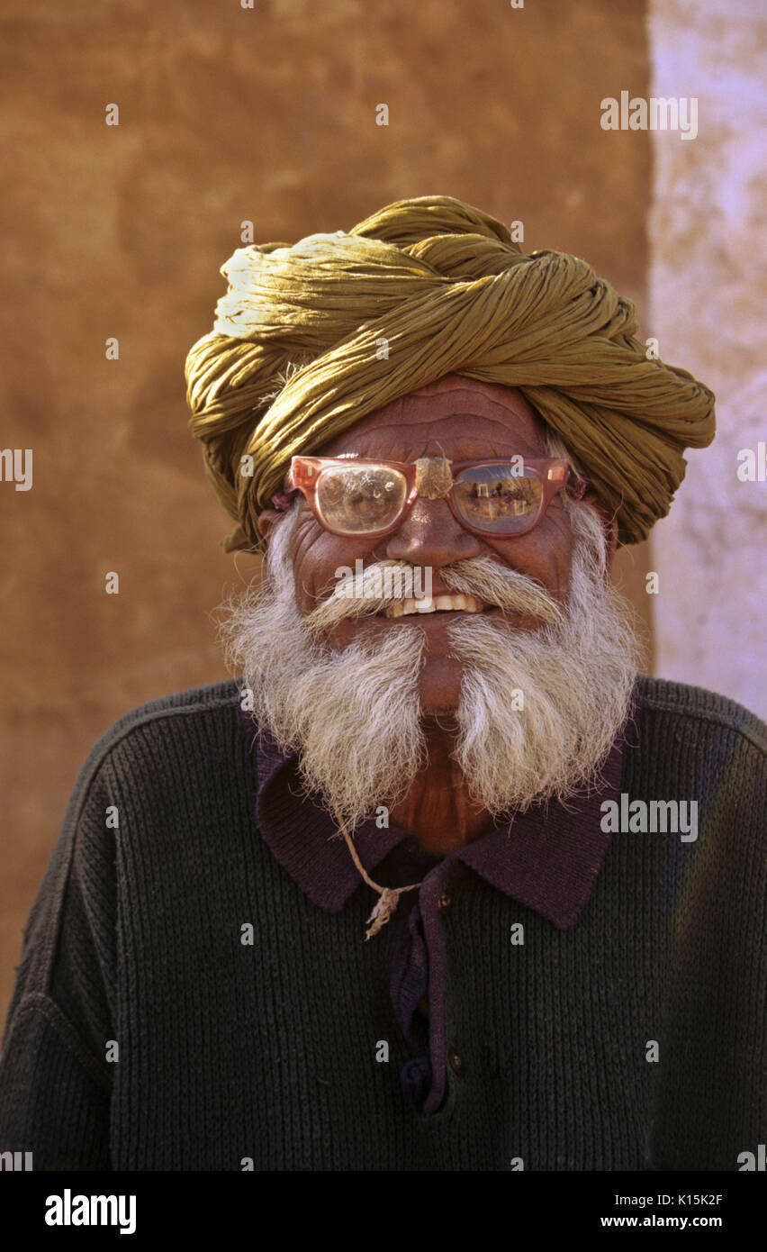 Un homme âgé portant des lunettes cassées avec turban, Jaisalmer, Rajasthan, India Banque D'Images