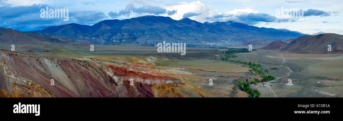 Les montagnes de l'Altaï, Chuya river et Kuray steppe. Panorama grand format. Banque D'Images
