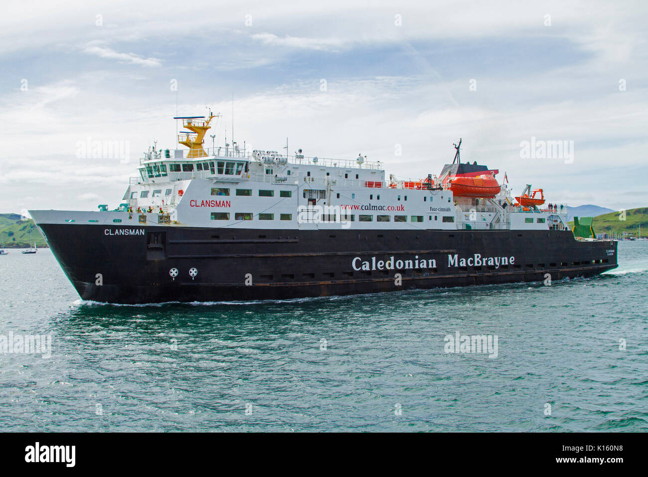 Grand noir et blanc et des véhicules de passagers, Caledonian MacBrayne, port d'Oban, Scotland Banque D'Images