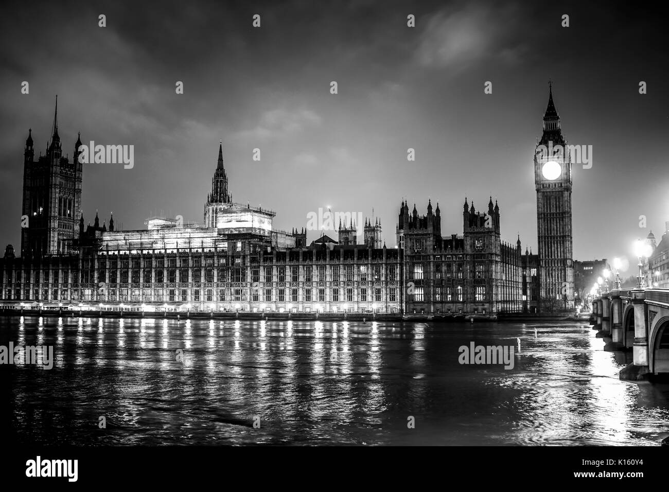 Chambres du Parlement, Big Ben et Elizabeth Tower à Londres - grande vue de nuit Banque D'Images