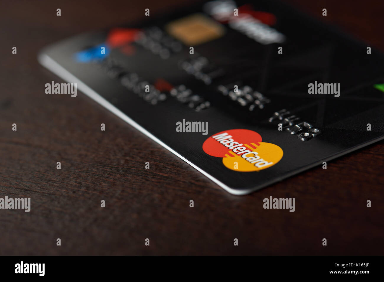 New York, USA - 24 août 2017:Close-up de master card sur fond de table en bois Banque D'Images