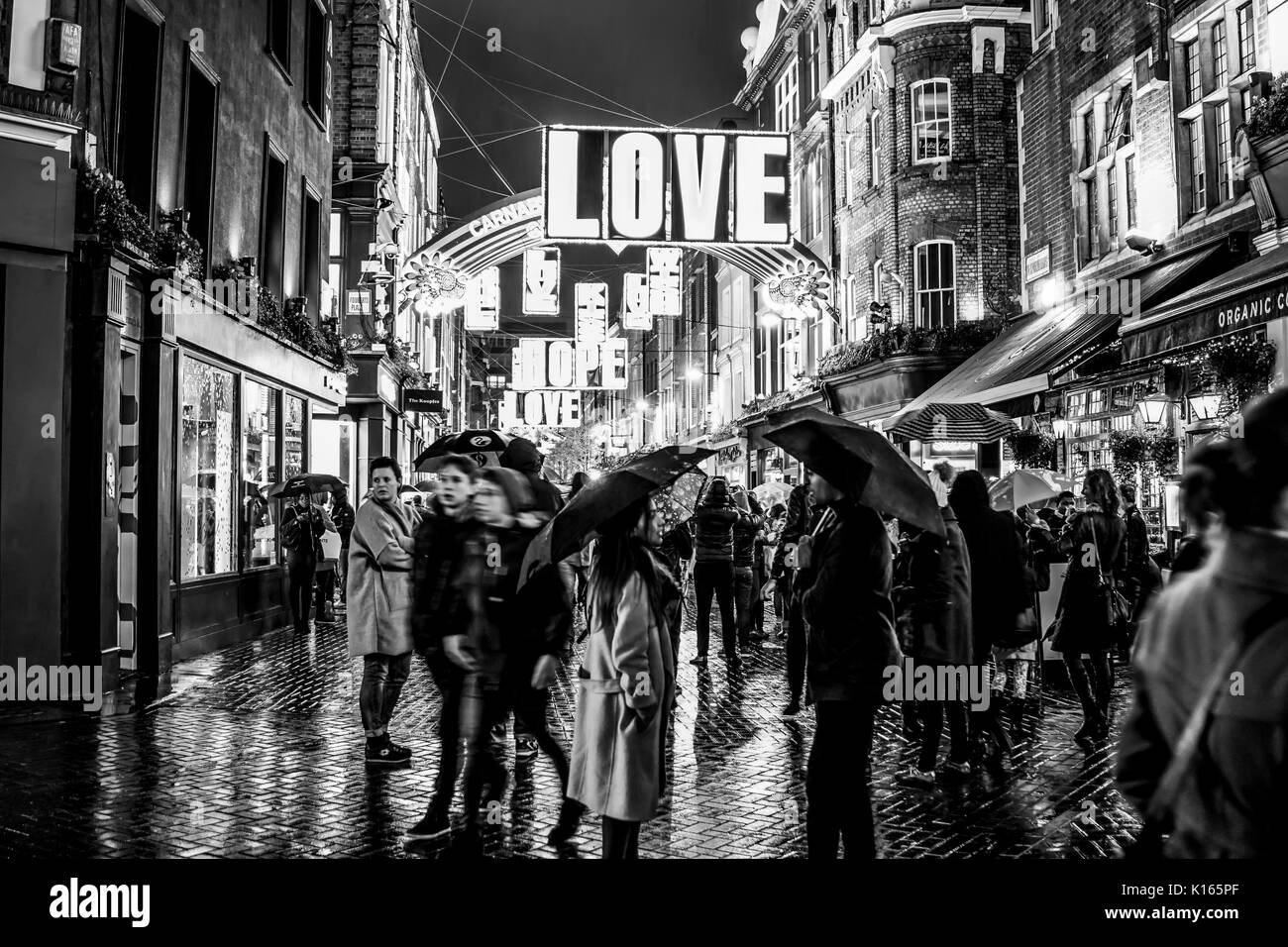 Belle Carnaby Street à Londres au moment de Noël - LONDRES / ANGLETERRE - 6 DÉCEMBRE 2017 Banque D'Images