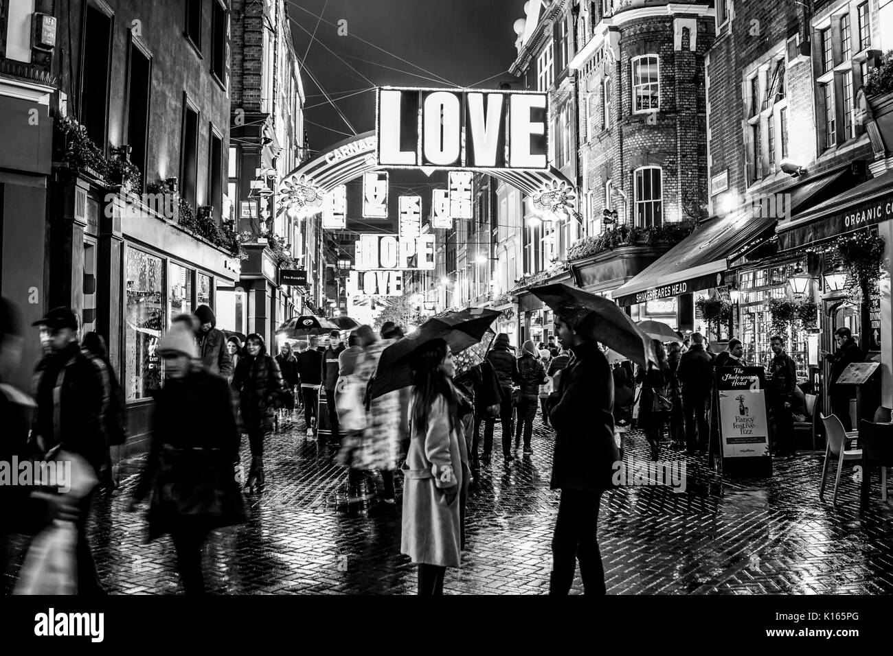 Belle Carnaby Street à Londres au moment de Noël - LONDRES / ANGLETERRE - 6 DÉCEMBRE 2017 Banque D'Images