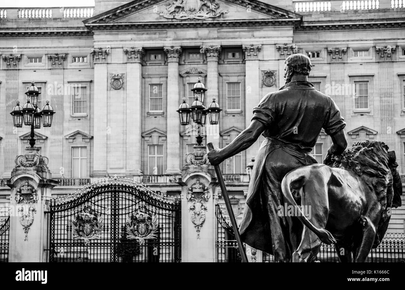 Célèbre Palais de Buckingham à Londres dans la soirée - LONDRES / ANGLETERRE - 6 DÉCEMBRE 2017 Banque D'Images