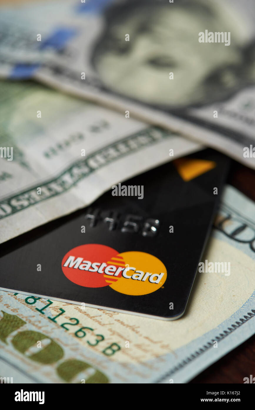 New York, USA - 24 août 2017 : Master card logo en dollar bills couché sur fond de bois Banque D'Images