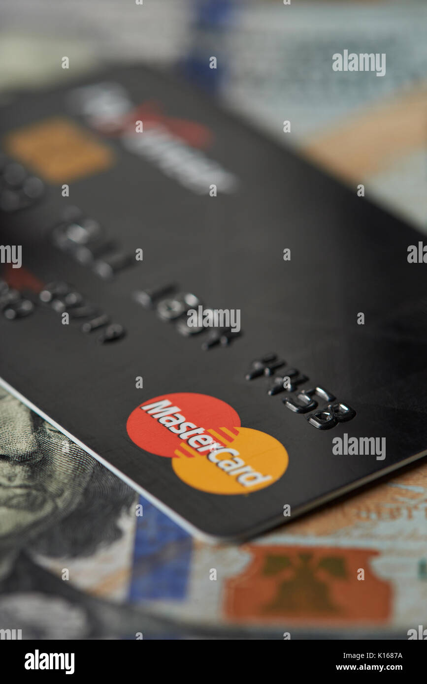 New York, USA - 24 août 2017 : débit master card jeter sur fond de dollar Banque D'Images