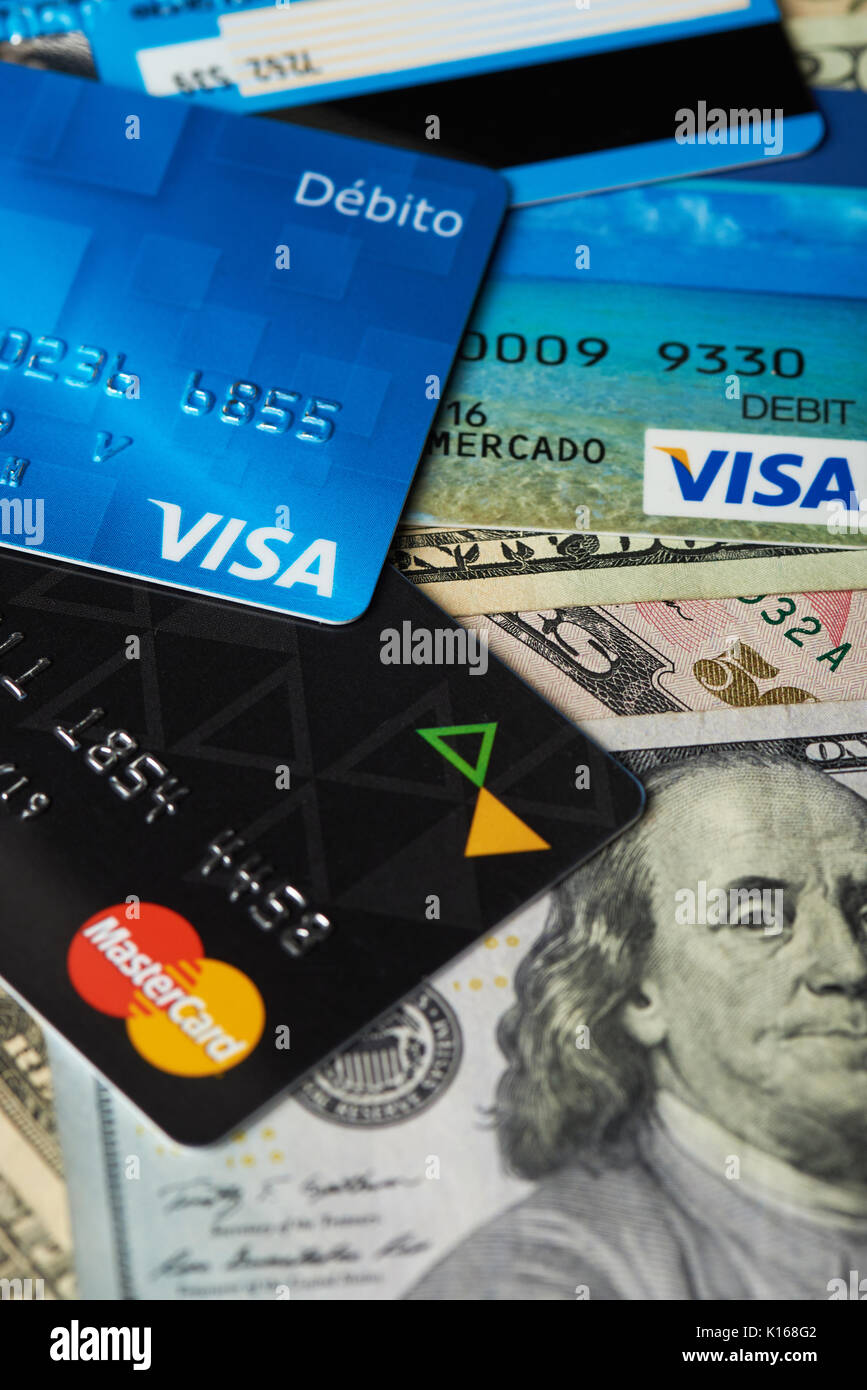 New York, USA - 24 août 2017:Close-up de visa et master card sur fond de dollar. Finances d'avion thème Banque D'Images