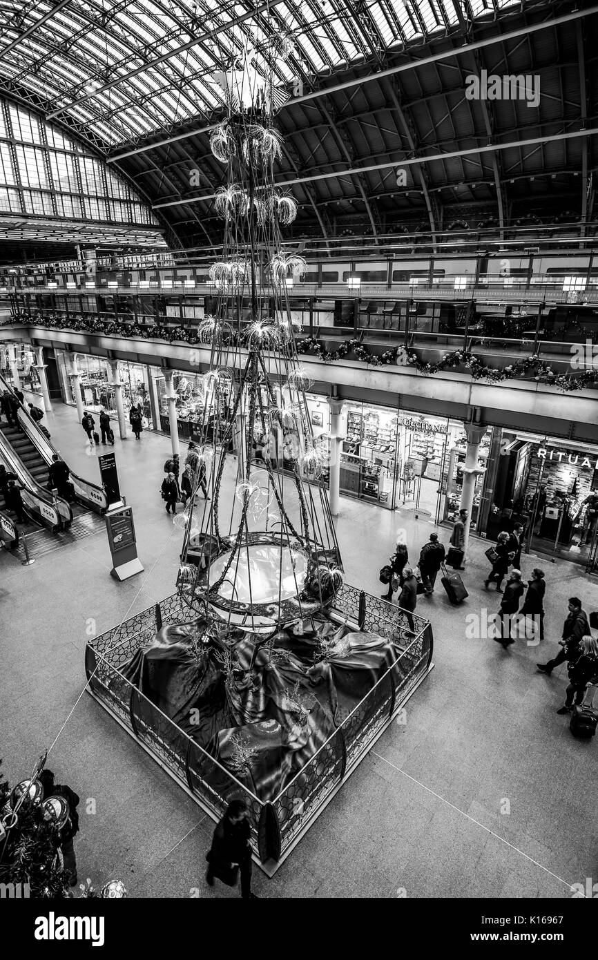 Arbre de Noël à St Pancras International Station - LONDRES / ANGLETERRE - 6 DÉCEMBRE 2017 Banque D'Images