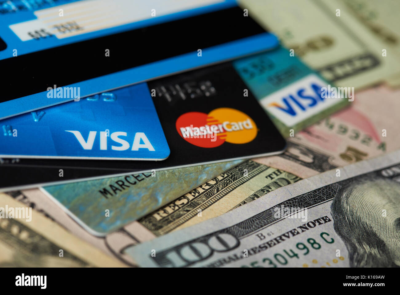 New York, USA - 24 août 2017 : Pile de cartes Visa et master portant sur fond de dollar Banque D'Images