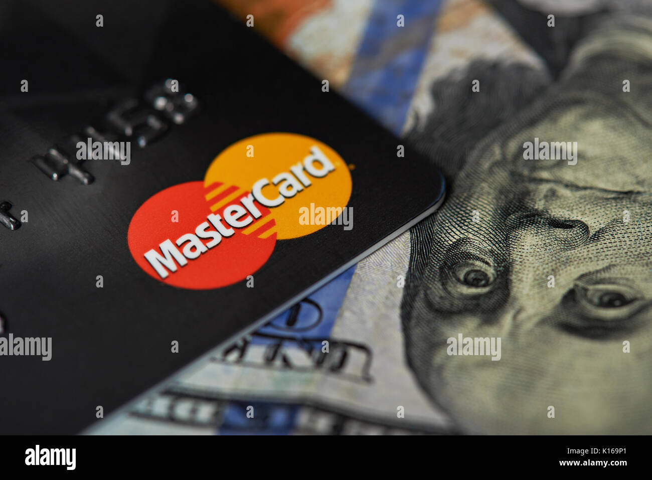 New York, USA - 24 août 2017 : Macro de master card sur fond de dollar Banque D'Images