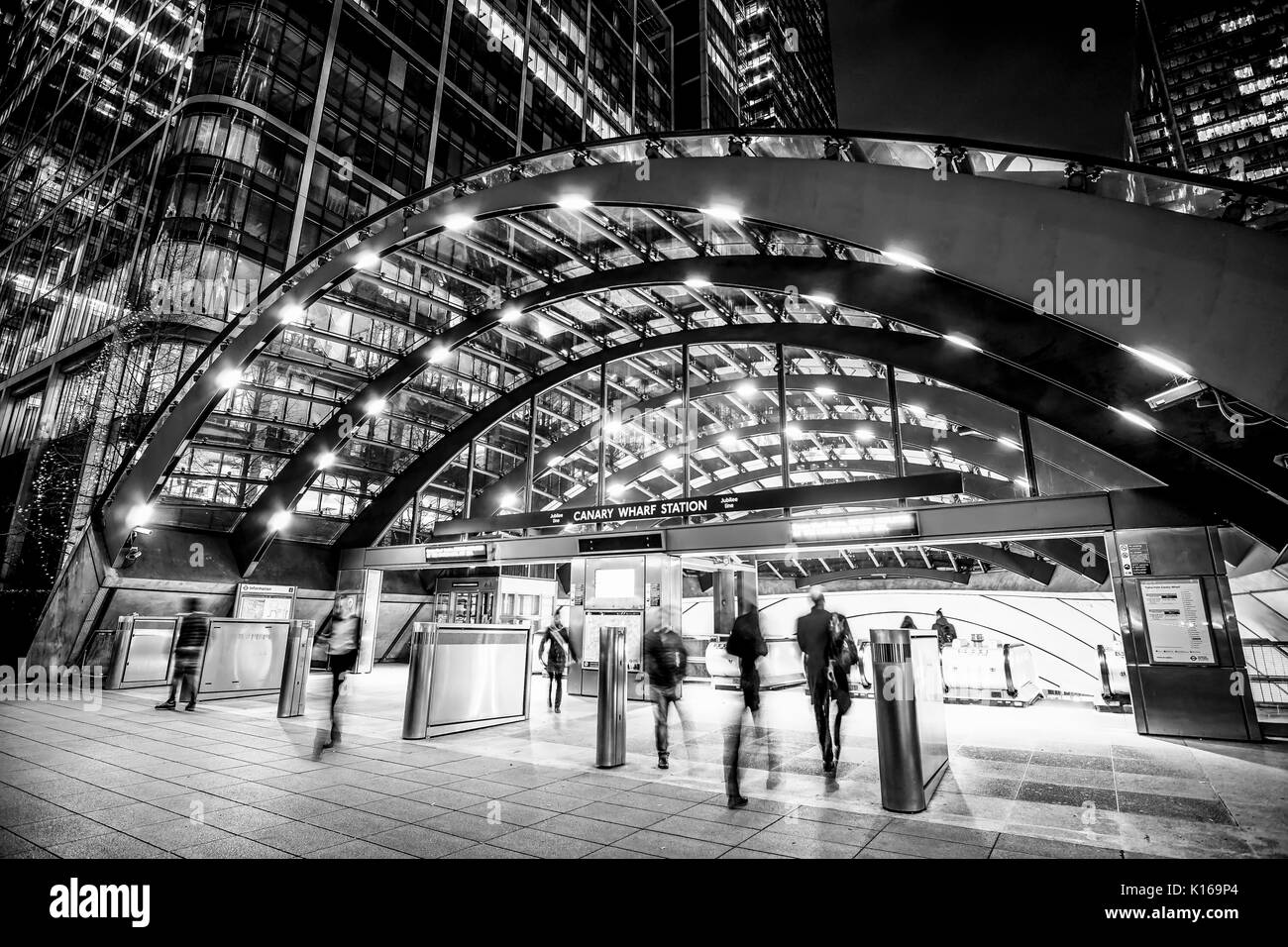 Entrée de futuriste de la station de métro de Canary Wharf à Londres - LONDRES / ANGLETERRE - 6 DÉCEMBRE 2017 Banque D'Images