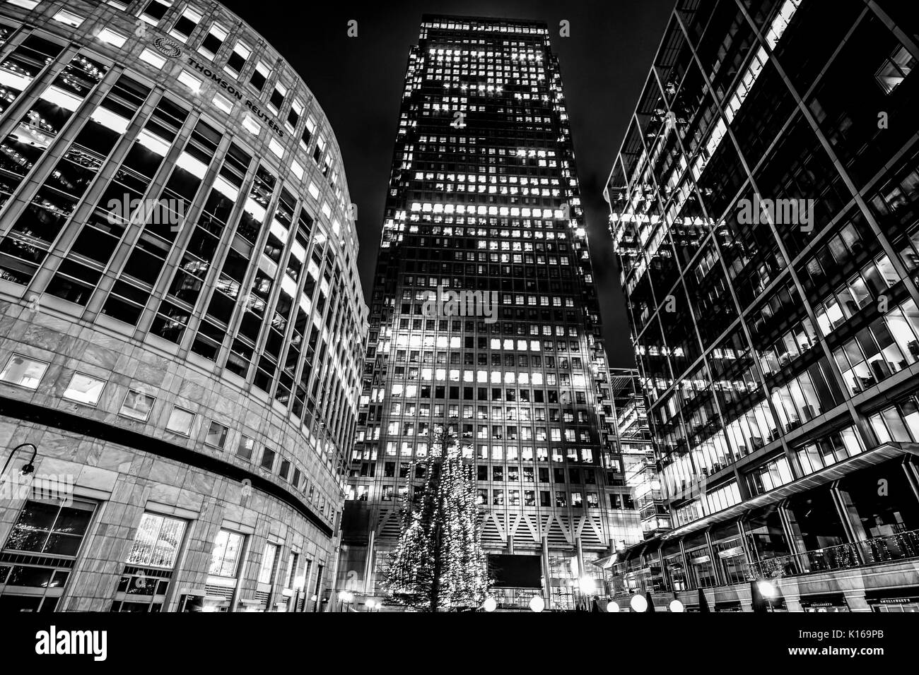 Prise de vue au grand angle de Reuters Plaza à Canary Wharf à Londres - LONDRES / ANGLETERRE - 6 DÉCEMBRE 2017 Banque D'Images