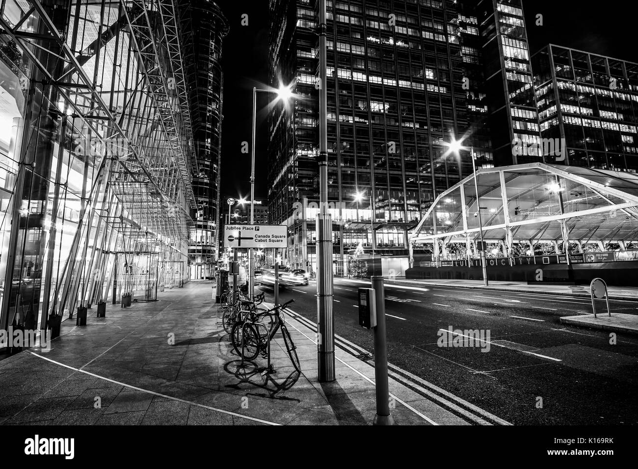 Les gratte-ciel modernes de Canary Wharf à Londres - incroyable vue de nuit - LONDRES / ANGLETERRE - 6 DÉCEMBRE 2017 Banque D'Images