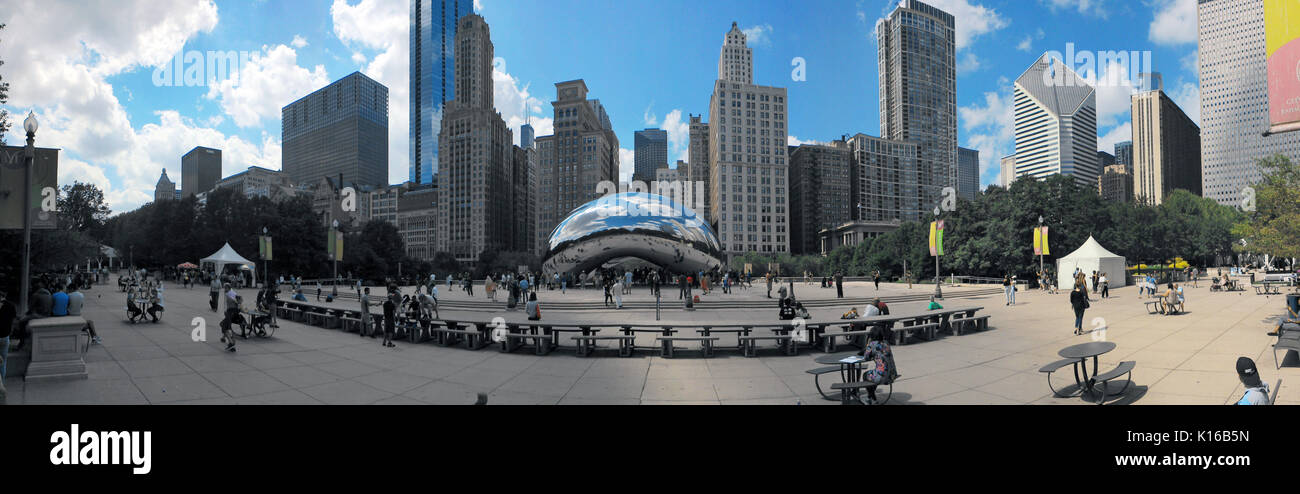 Un 180º vue panoramique de la ville en été de Chicago's Michigan Ave. street wall de Cloud Gate, ou 'Le Bean', dans le Parc du millénaire Banque D'Images