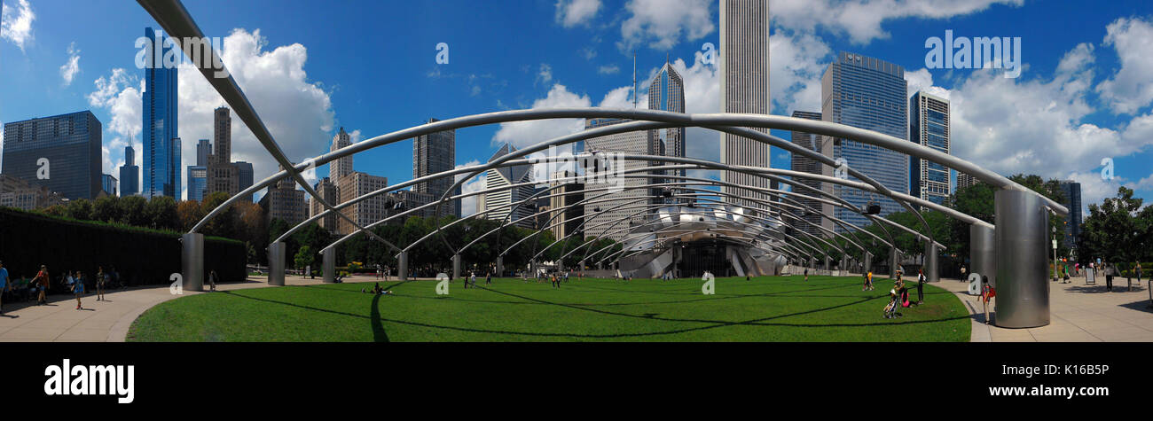 Vue panoramique en été de la pelouse de le Pavillon Jay Pritzker au Millennium Park de Chicago avec le centre-ville se profilent au-dessus. Banque D'Images