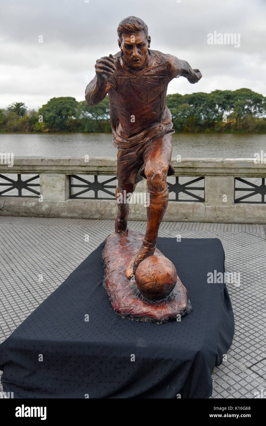 Buenos Aires, Argentine - Jun 28, 2016 : La sculpture de la star de football Lionel Messi au Paseo de la Gloria à Buenos Aires. Banque D'Images