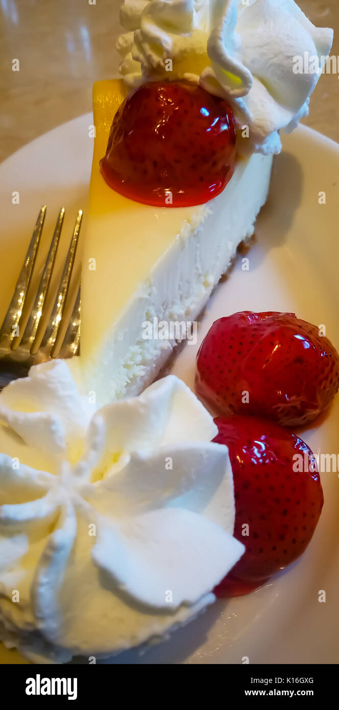 Gâteau au fromage délicieux avec des fraises et crème fouettée Banque D'Images