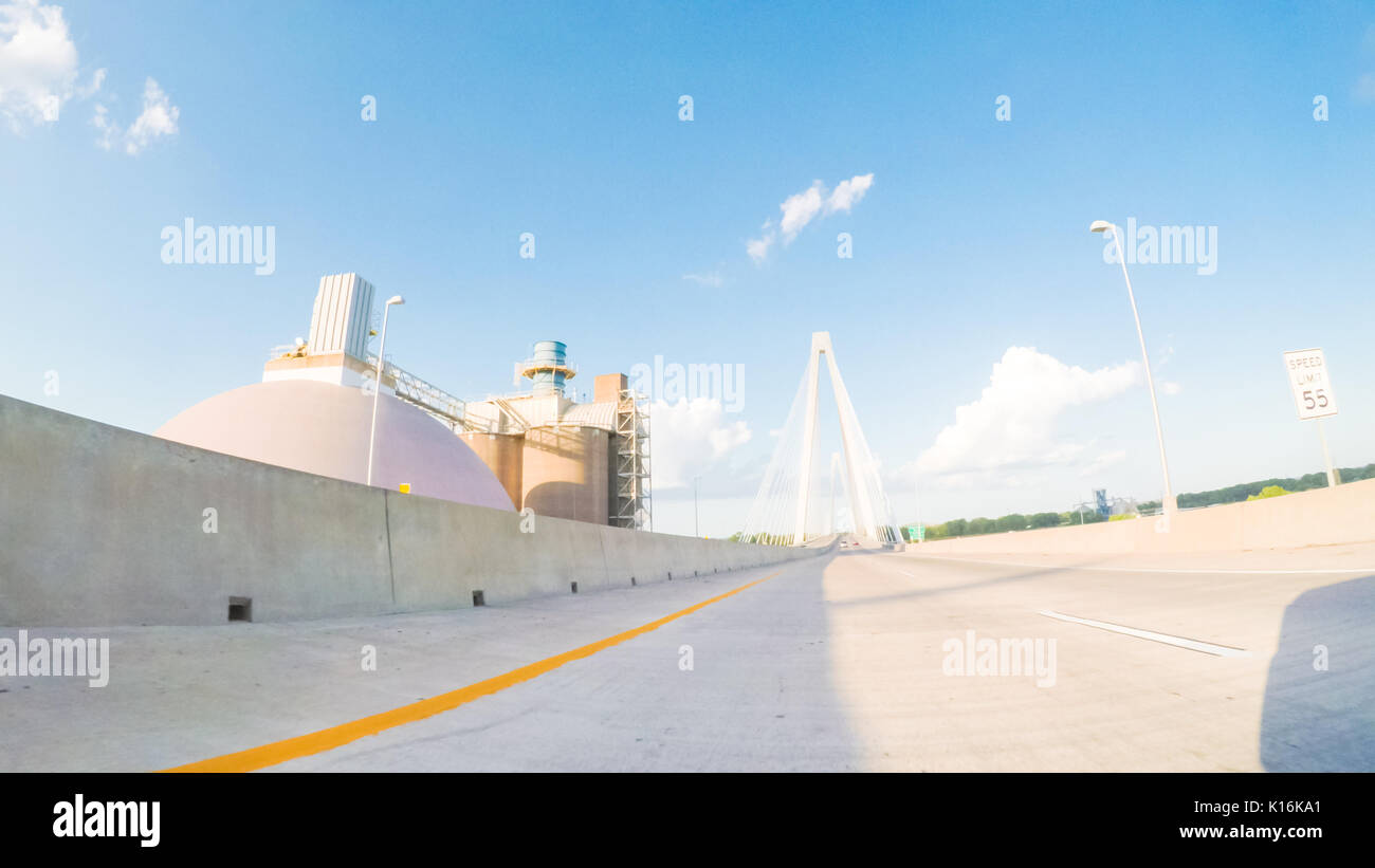 POV point de vue - La conduite sur un pont au-dessus du fleuve Mississippi sur l'Interstate Highway 70 à St Louis. Banque D'Images