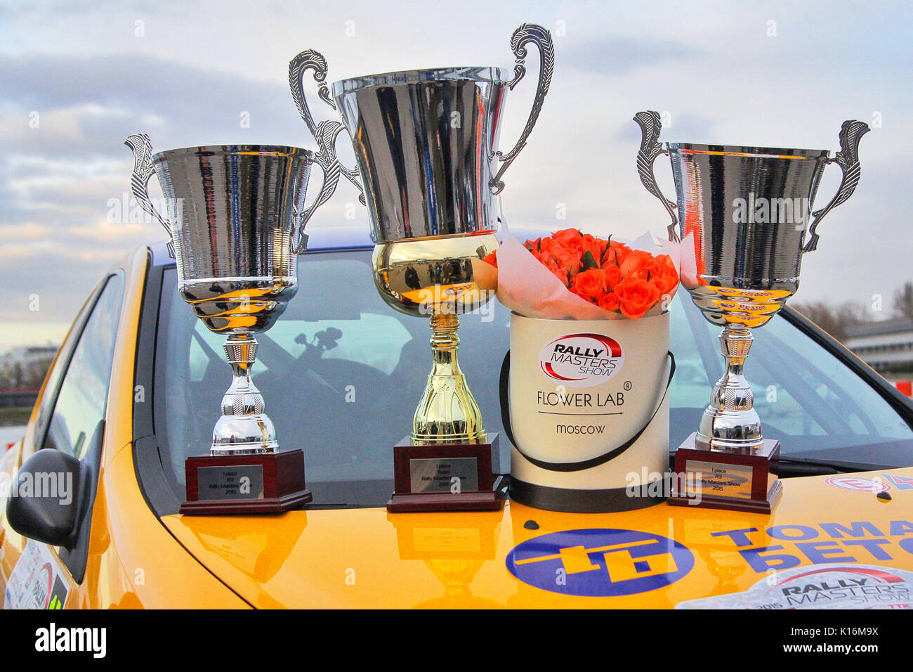 Moscou, Russie - Apr 18, 2015 : Trophée coupes et jardinières sur le capot de la Peugeot 206 après le Rallye Masters Show 2015 au Krylatskoye Di Banque D'Images