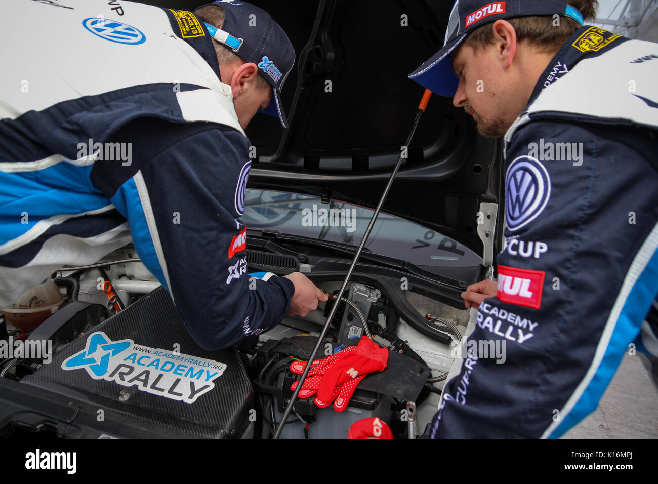 Moscou, Russie - Apr 18, 2015 : les pilotes non identifiés travailler sous le capot VW Polo pendant le rallye Masters Show 2015. Banque D'Images