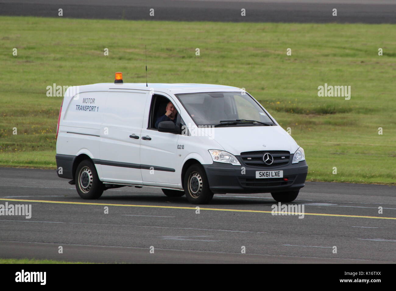 SK61 LXE, une Mercedes-Benz Vito van exploité par l'aéroport de Glasgow Prestwick. Banque D'Images