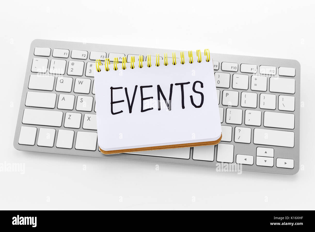 Ordinateur portable avec clavier de l'ordinateur sur word événements avec fond blanc Banque D'Images