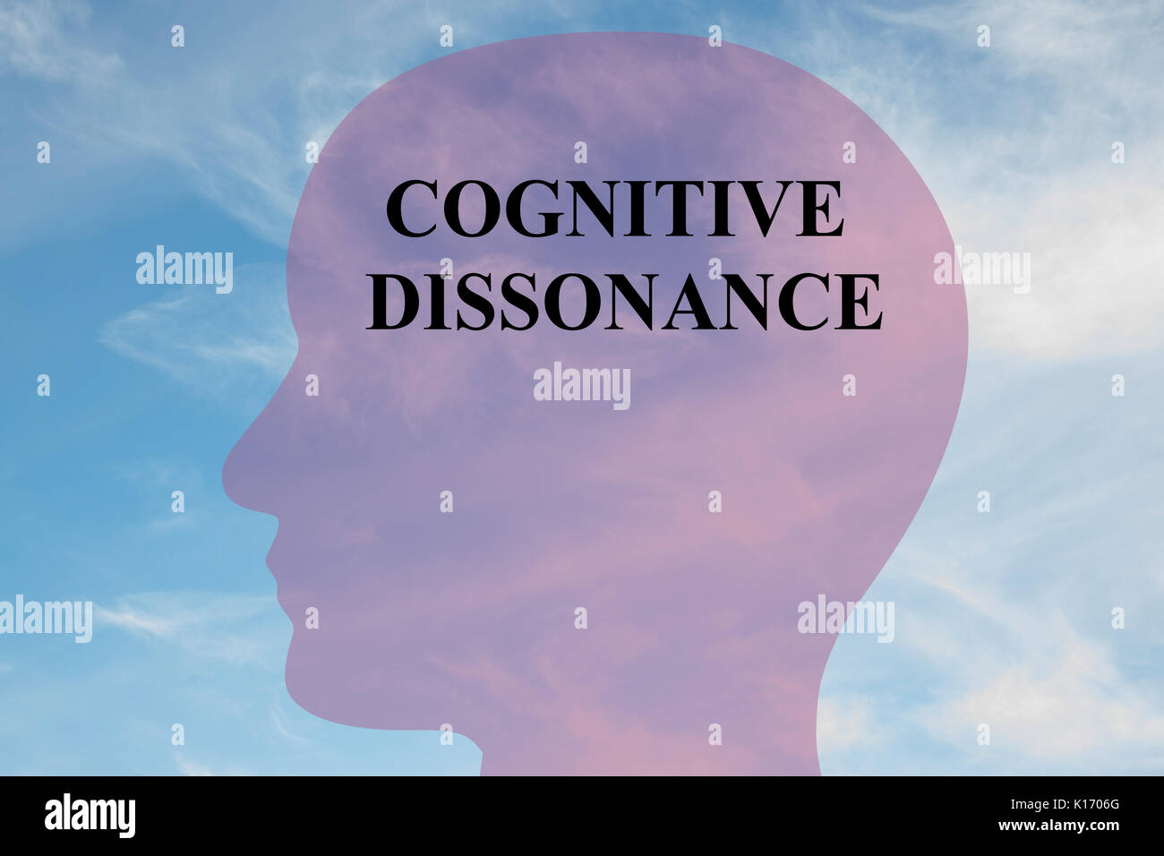 Rendre l'illustration de la "dissonance cognitive" titre sur l'ossature de la tête, avec ciel nuageux comme arrière-plan. Banque D'Images